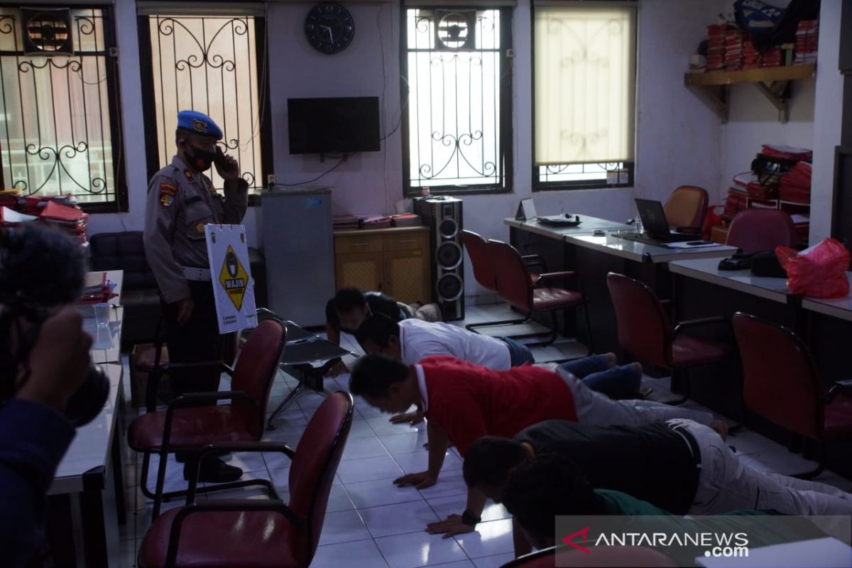 Anggota Polrestro Jaktim kena sanksi fisik karena bekerja tanpa masker