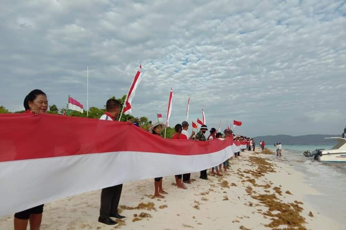Pemuda Katolik Komcab Kepulauan Tanimbar kibarkan Merah Putih di Pulau Nukaha