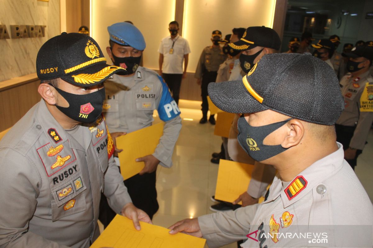 Jakarta cops rewarded for bravery, professionalism in drug handling