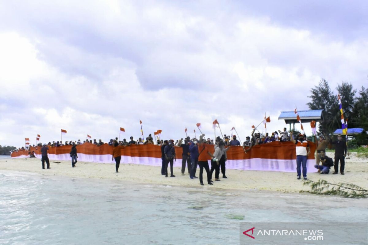 Bupati dan warga arak Merah Putih di Pulau Kelapa