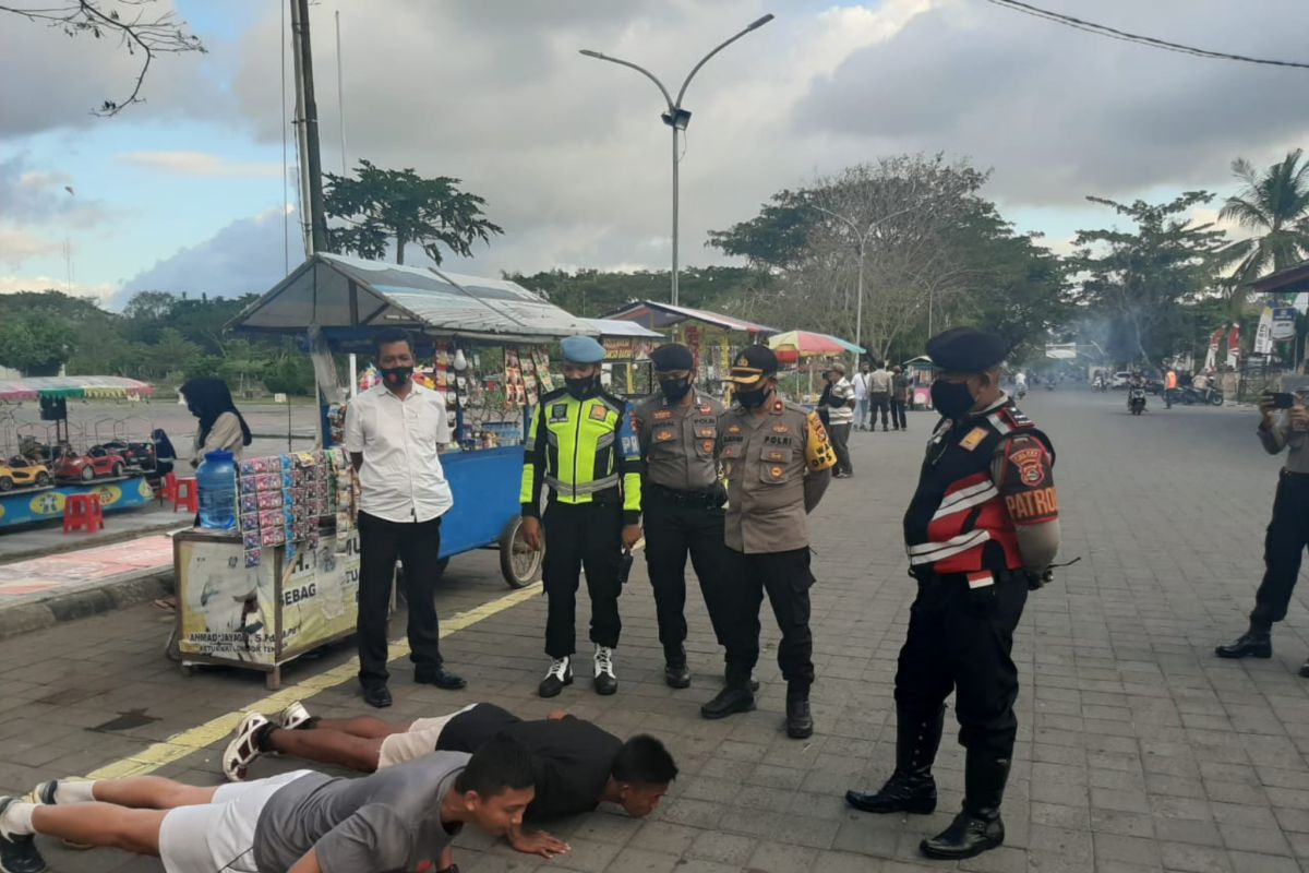 Kedapatan tak pakai masker, 15 warga Lombok Tengah harus push up