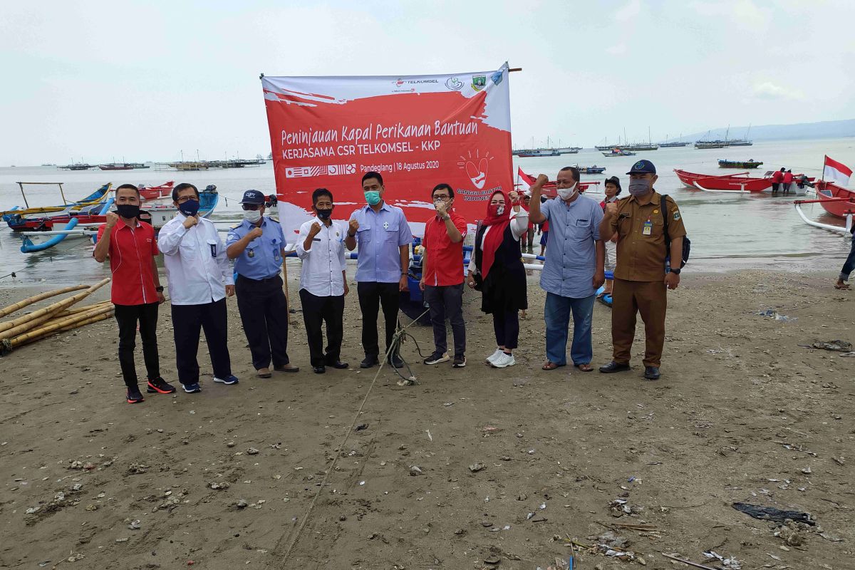 Telkomsel serahkan bantuan 10 unit kapal untuk nelayan Sumur, Pandeglang