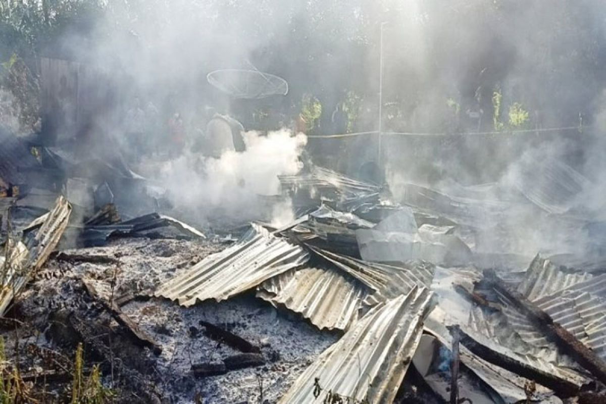 Bara panggangan ikan hanguskan rumah di Sampit