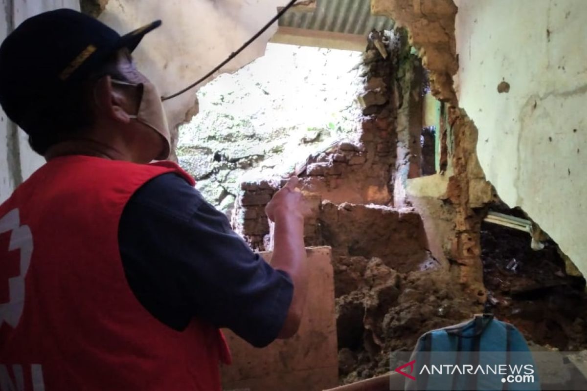 PMI Kota Sukabumi data kebutuhan bantuan korban bencana longsor di Kopengkidul