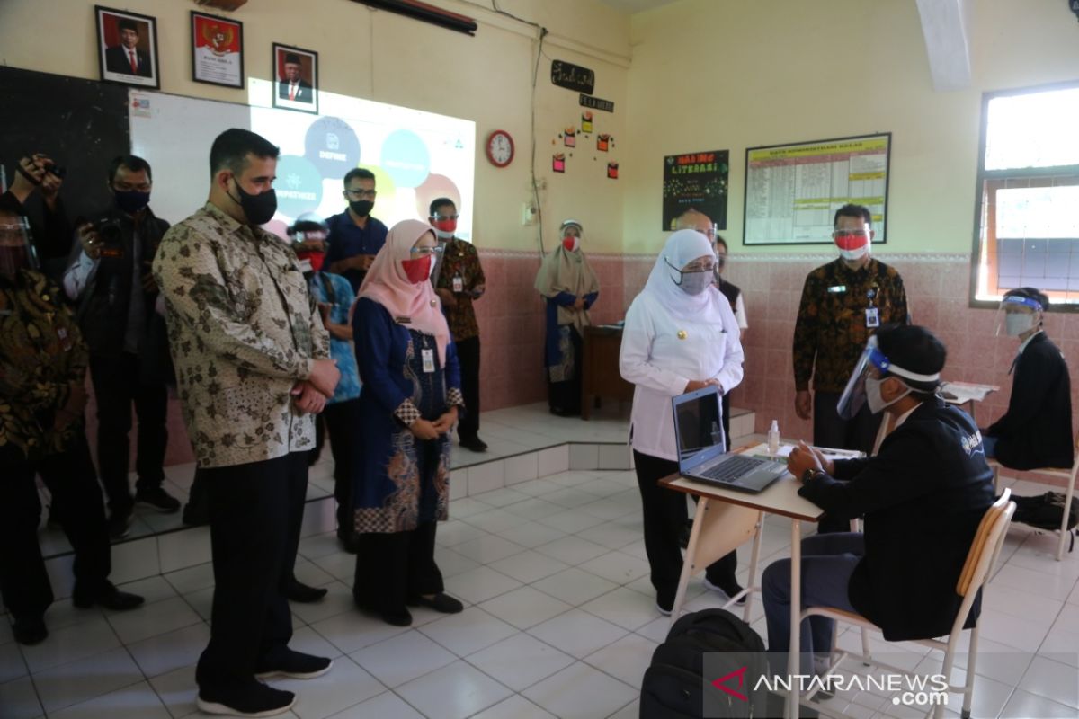 Gubernur Khofifah tinjau uji coba pembelajaran tatap muka di Kota Probolinggo