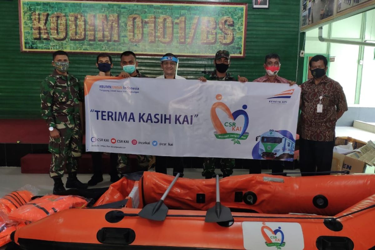 Sukseskan pembersihan Krueng Daroy, PT KAI serahkan perahu LCR
