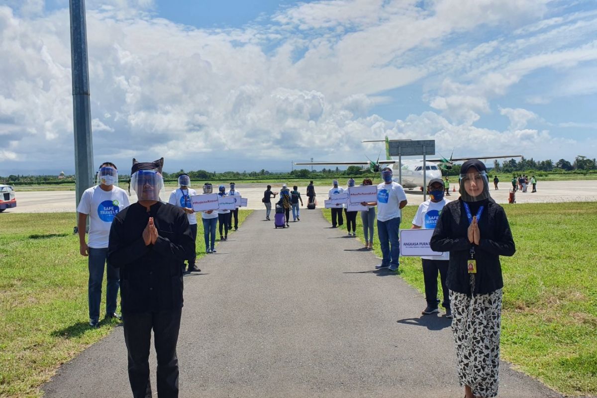 HUT Ke-75 RI, Bandara Banyuwangi kampanyekan keselamatan dan bagikan masker gratis ke penumpang
