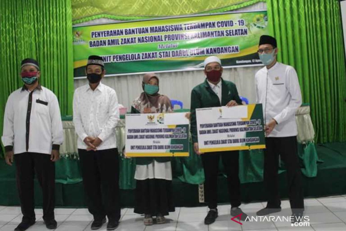 26 mahasiswa kurang mampu STAI Kandangan terdampak COVID-19 terima bantuan