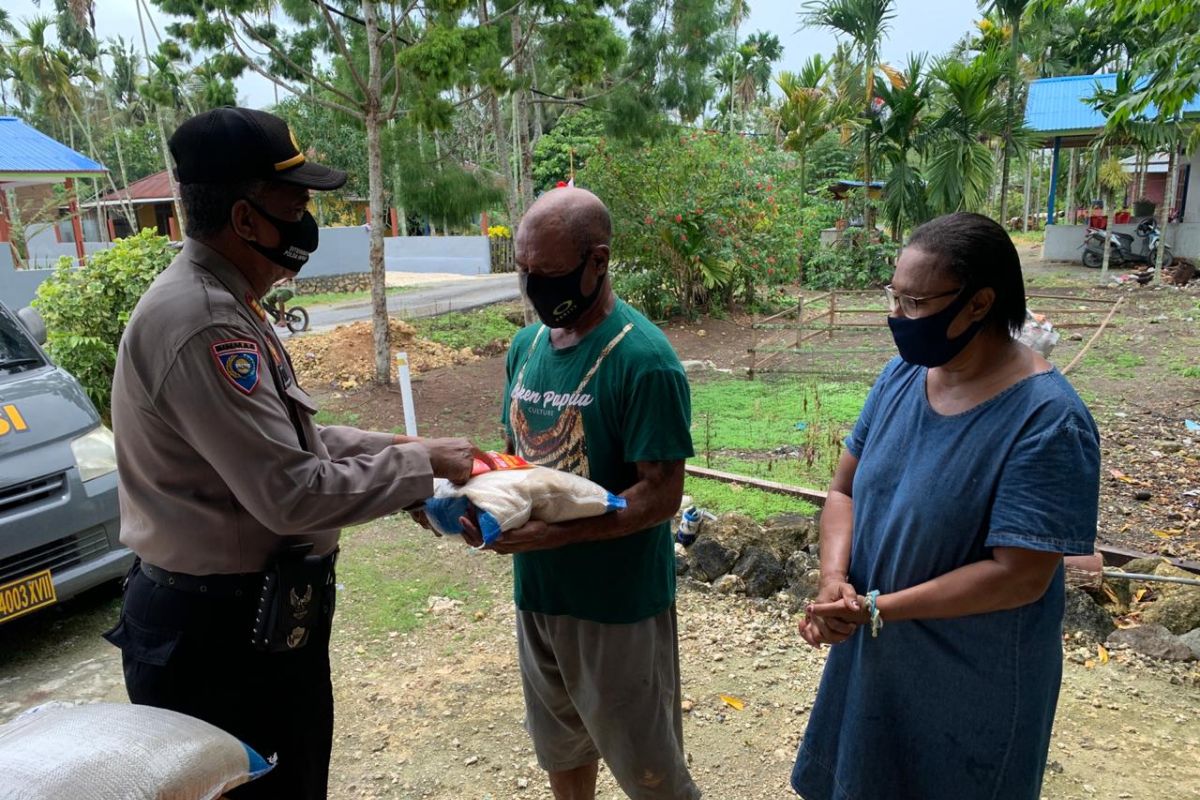 Binmas Polda Papua bagikan 240 karung beras ke warga