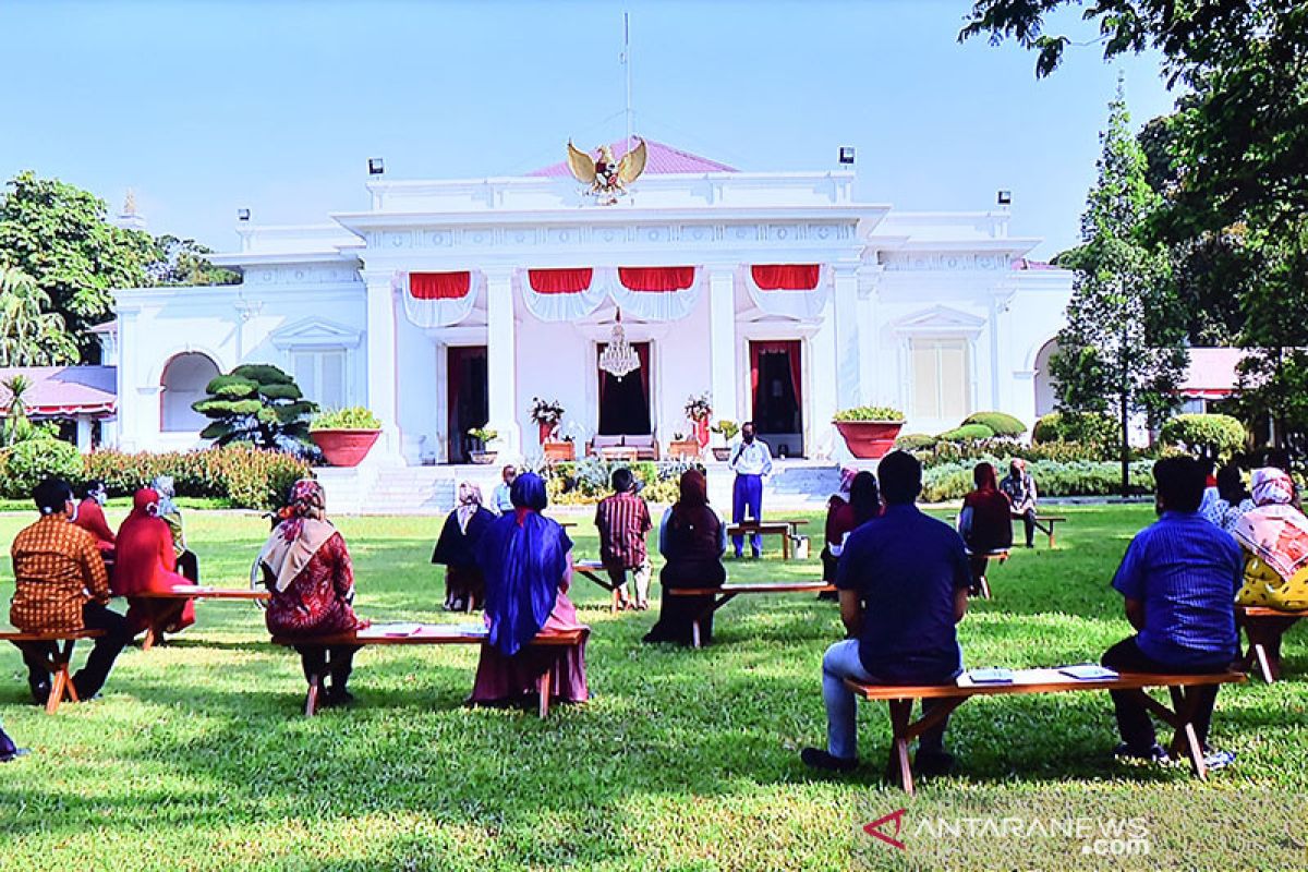 Pedagang kelontong hingga telur gulung dapat bantuan Presiden Jokowi