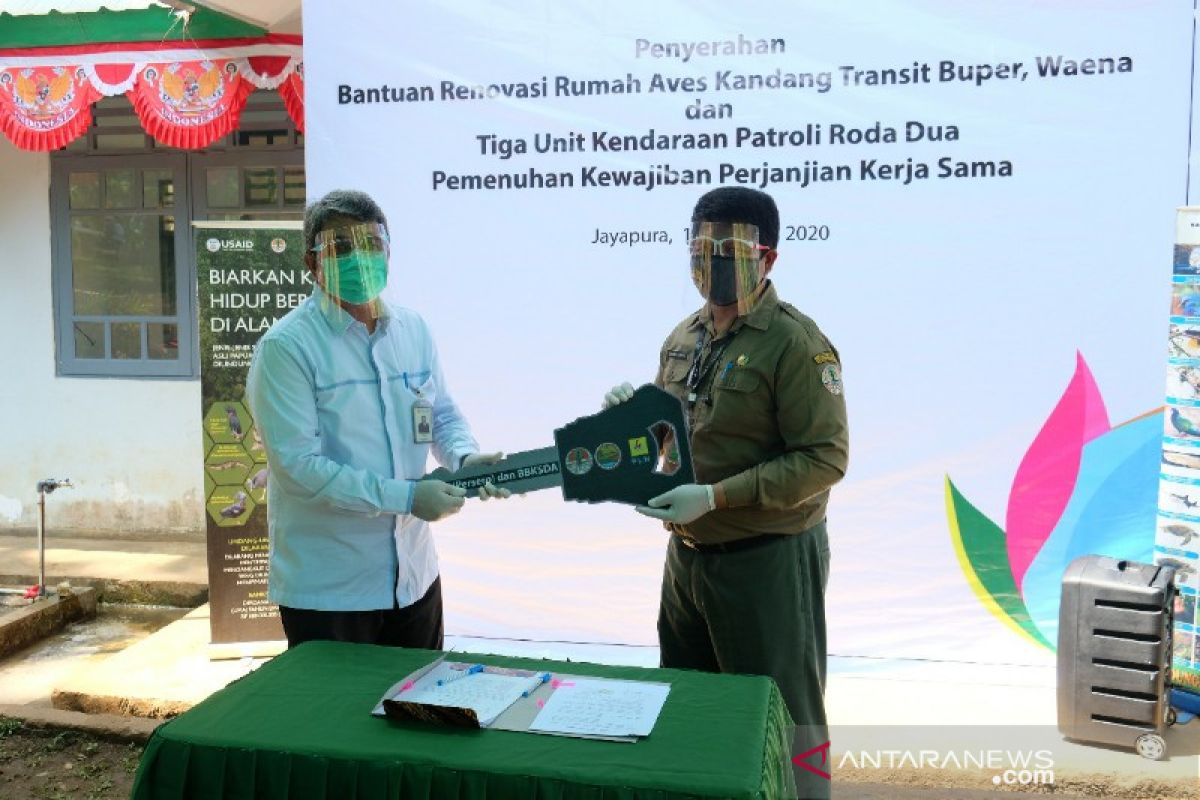 PLN Papua serahkan bantuan tiga unit motor patroli kepada BBKSDA