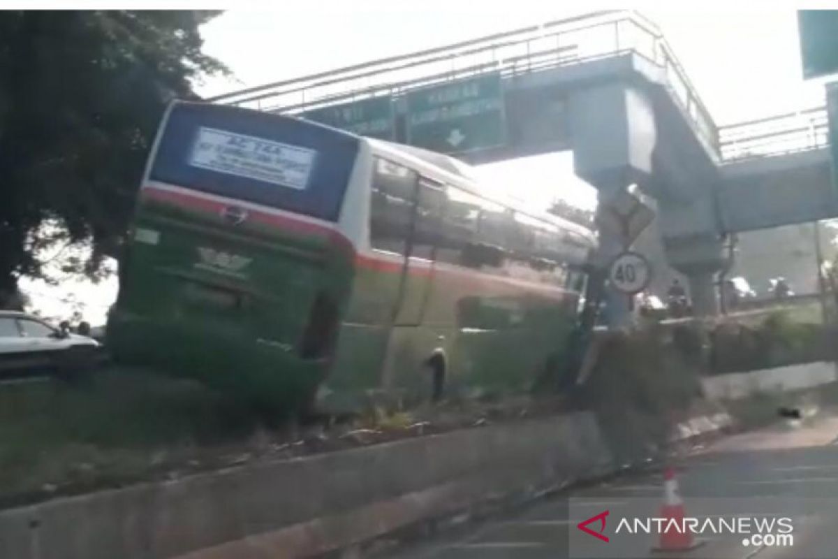 Bus Mayasari Bhakti tersangkut pembatas tol, sopir dan penumpang selamat