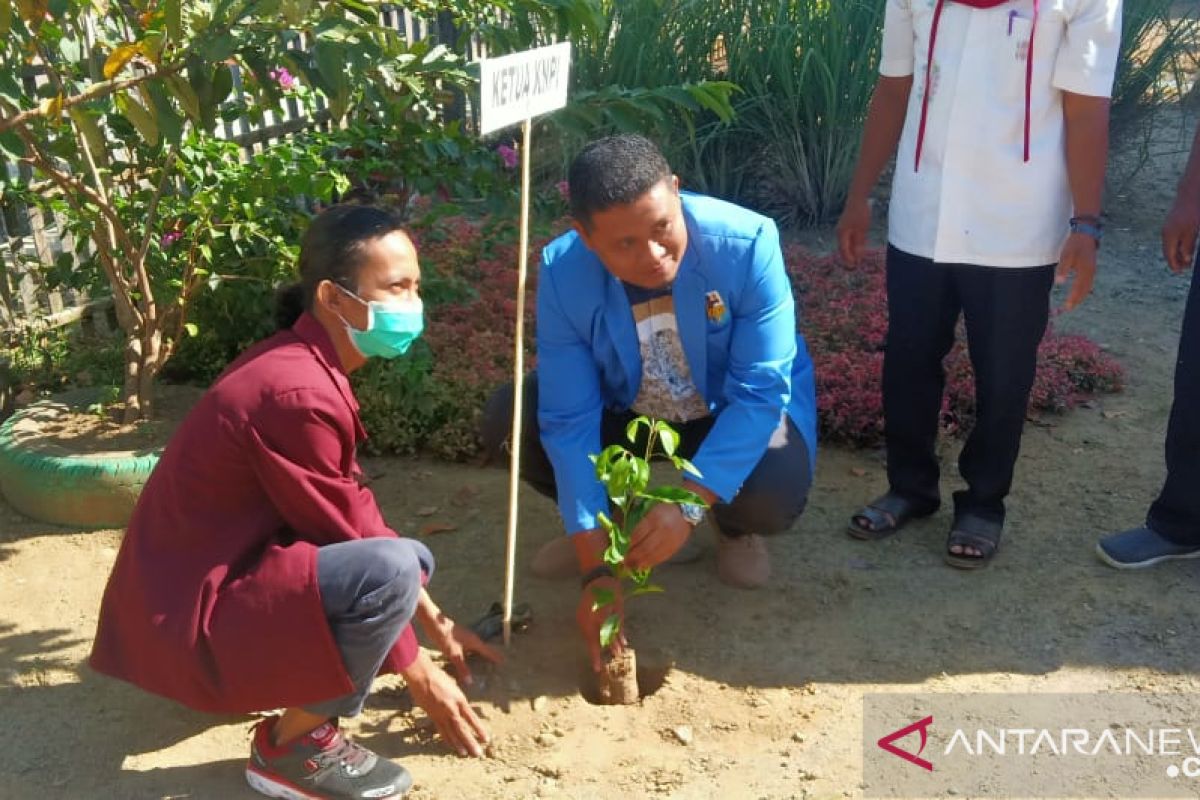 Anggota DPRD Gorontalo Utara tanam pohon bersama pelajar-mahasiswa