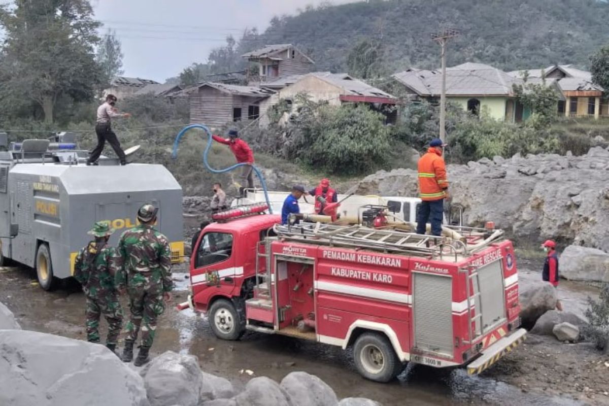 BPBD Karo masih bersihkan debu Sinabung  di Kecamatan Naman Teran