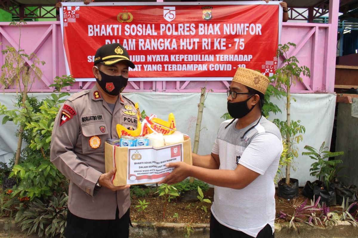 Polres Biak bakti sosial bantu sembako warga terdampak pandemi COVID-19