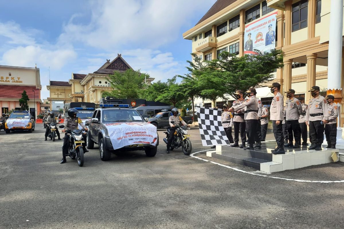 Jambi police dispatch food aid for COVID-19 affected households