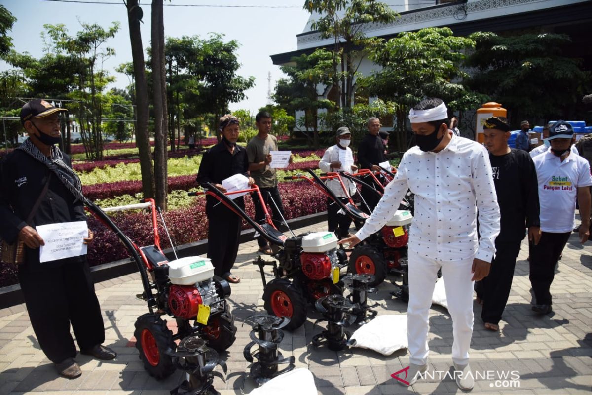 Dedi Mulyadi bagikan alsintan kepada kelompok tani di Purwakarta