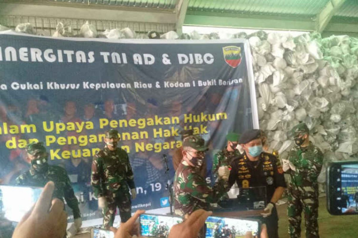 Pengerebekan delapan lokasi penyimpanan tekstil selundupan di Tanjung Gadai, Riau