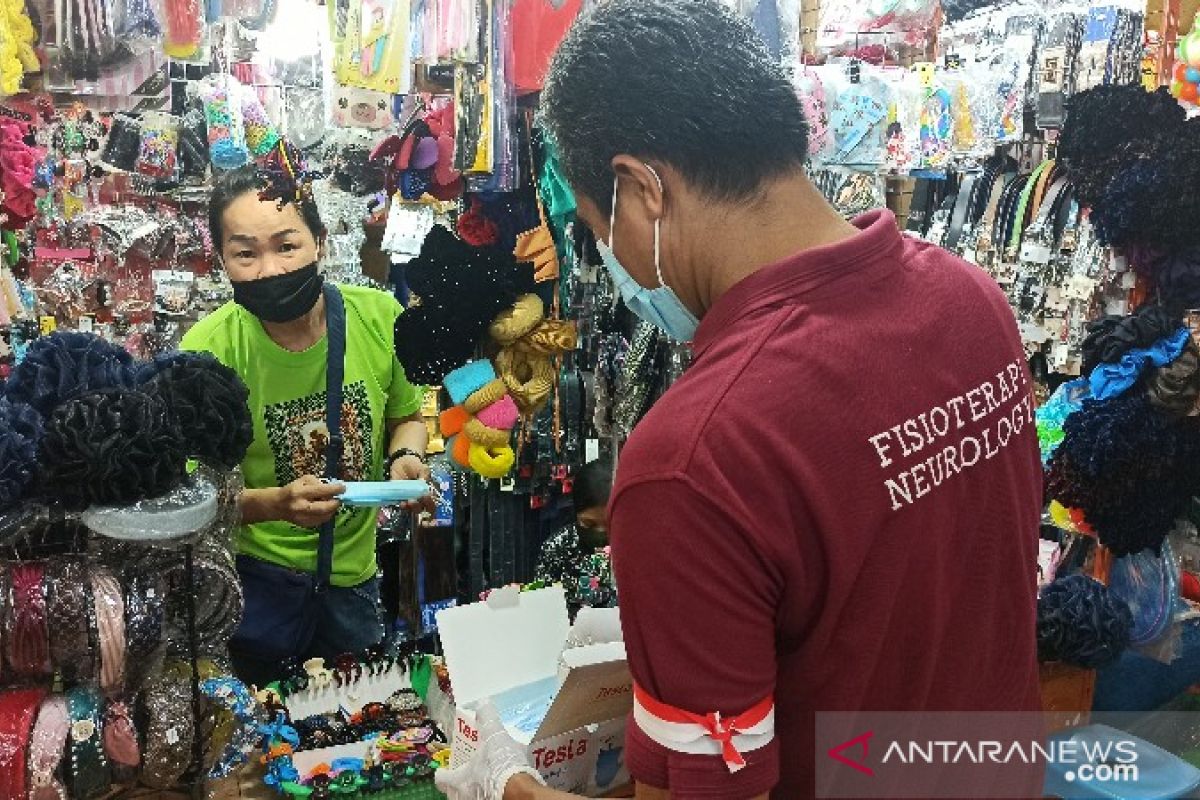 Dinkes-IDI-PDUI bagi ribuan masker untuk pedagang Pasar Petisah Medan