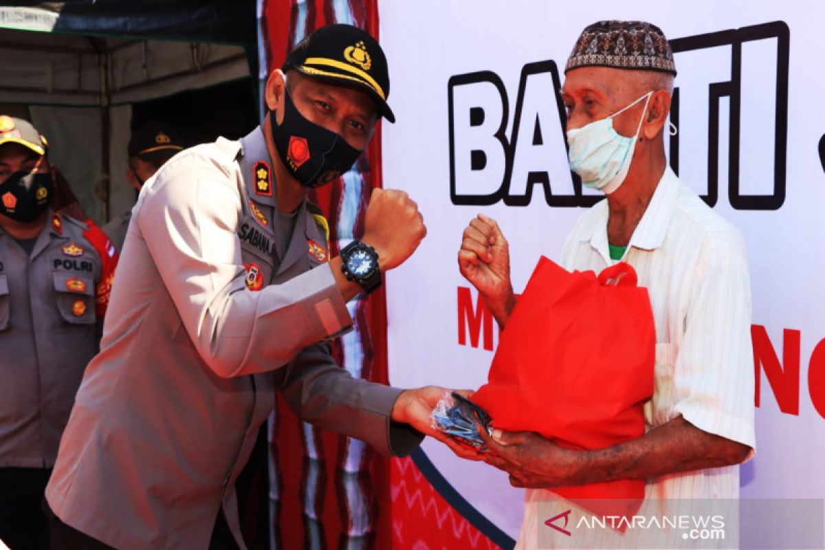 Banjarmasin Police hand out 250 staple food packages
