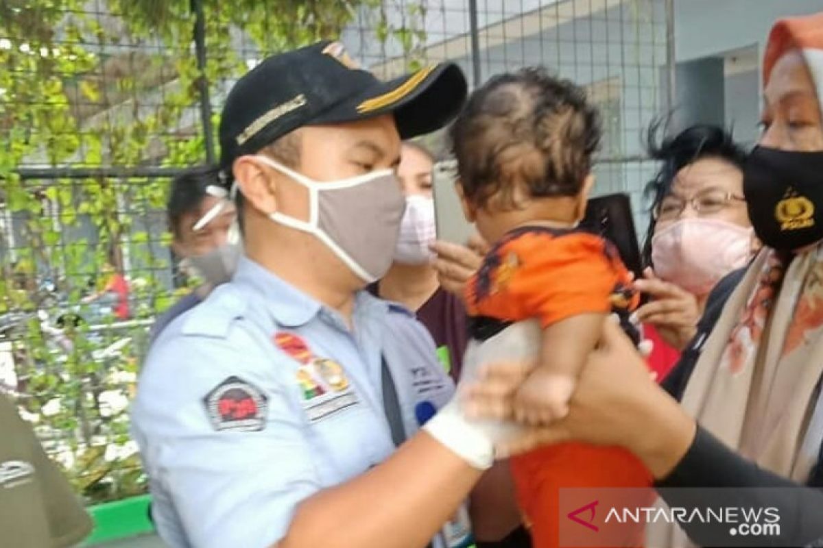 Depresi pacar bulenya tak bertanggung jawab, ibu ini ceburkan anak kandungnya berusia 7  bulan ke kolam hingga nyaris tewas