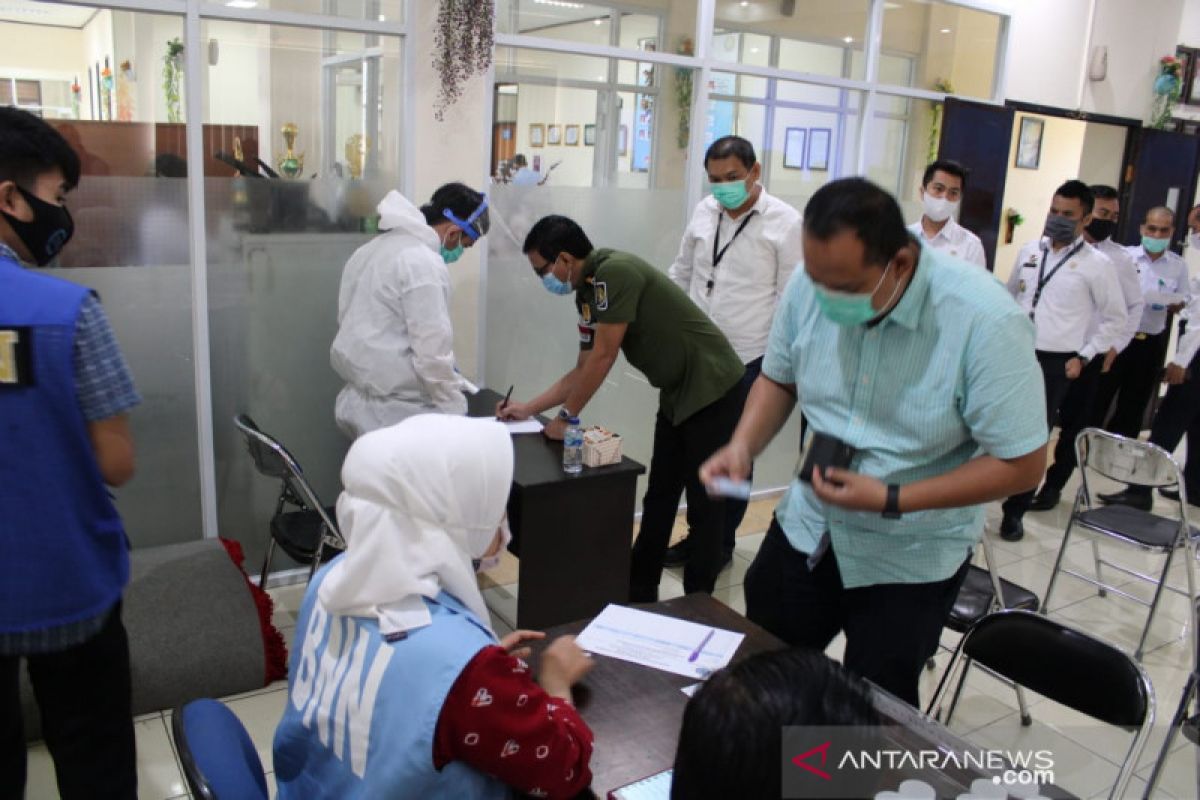 Puluhan petugas Kantor Imigrasi Sukabumi menjalani pemeriksaan urine