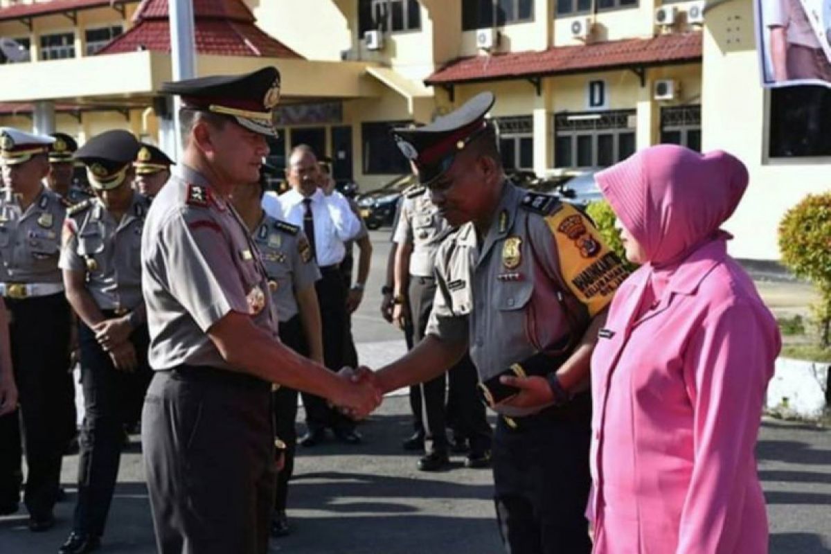 Aiptu Naufal, penerima Pin Emas Kapolri itu melayani pasien COVID-19