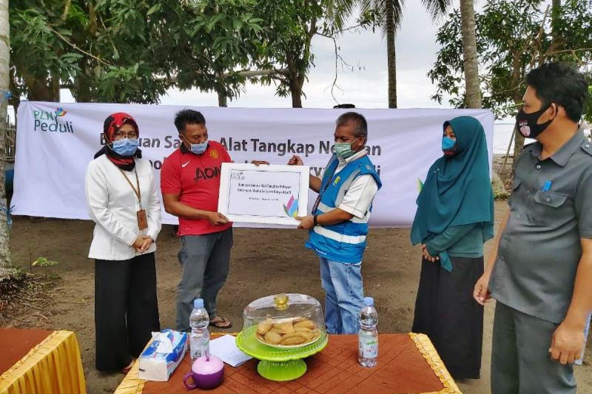 PLN bantu alat tangkap ikan untuk nelayan Mamuju terdampak COVID-19