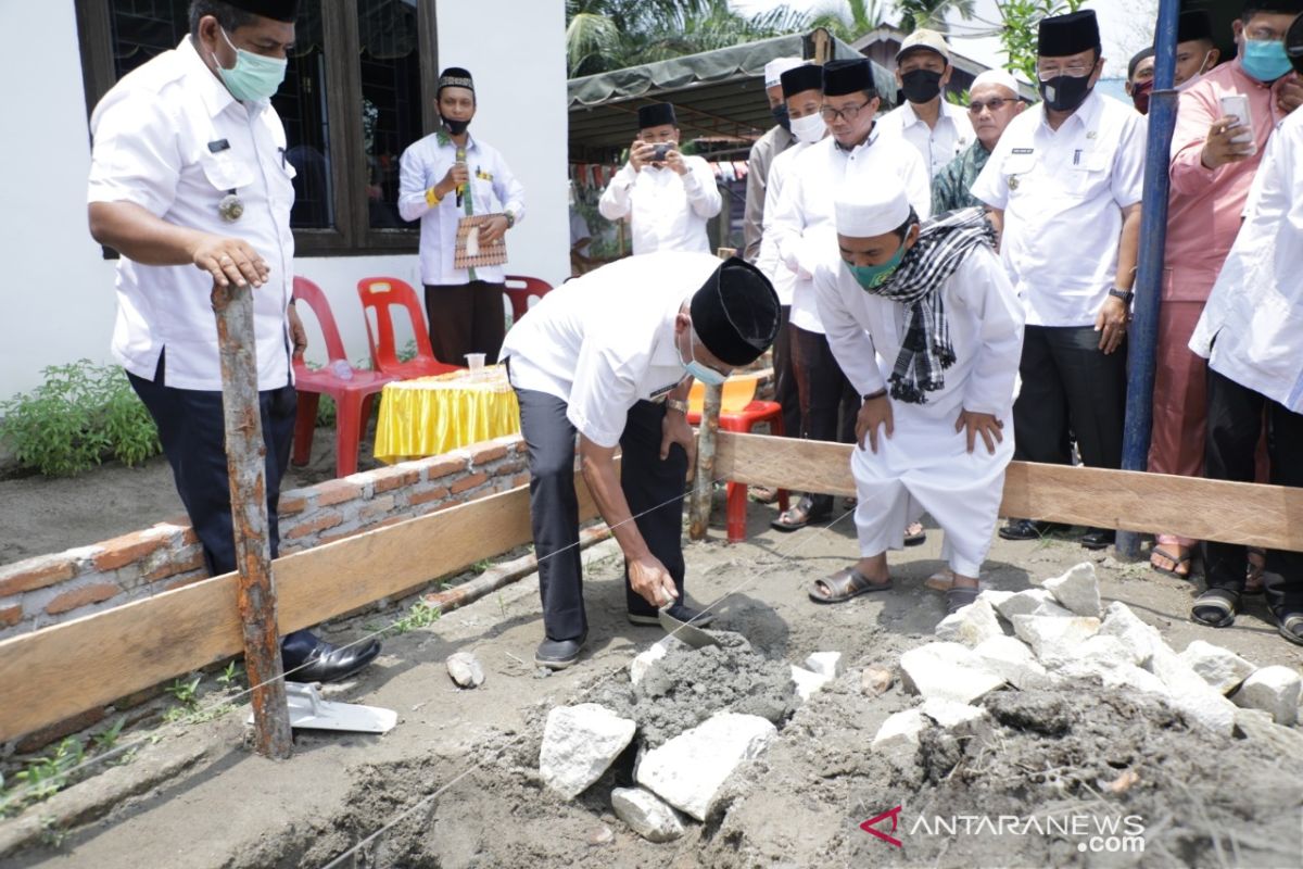 Peletakan batu pertama oleh Bupati Asahan tanda dimulai pembangunan rumah Tahfiz Daarul Quran