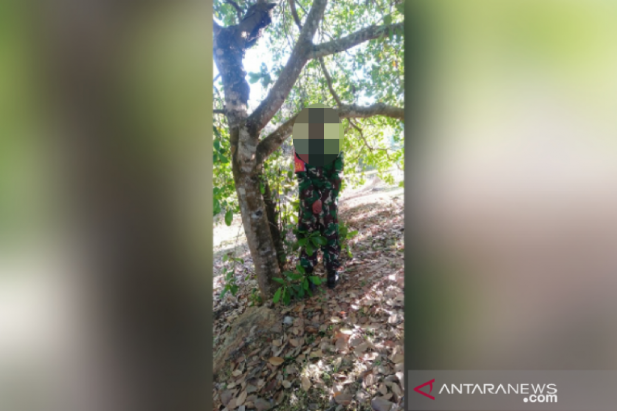 Seorang anggota TNI masih mengenakan baju loreng seragam lengkap ditemukan tewas tergantung di pohon