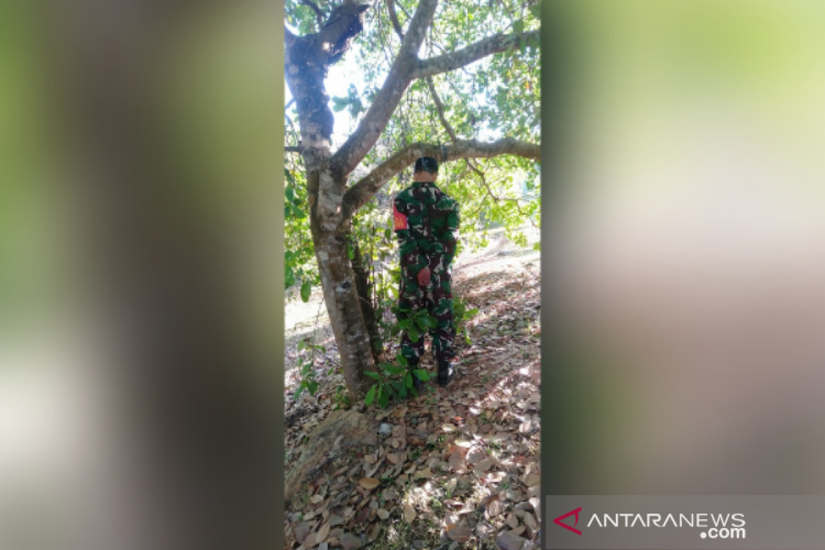 Seorang prajurit TNI tewas tergantung di pohon