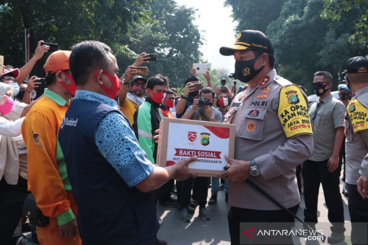 Jakarta police again hand out 15,000 staple food packages