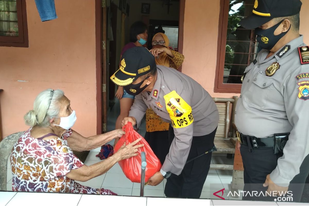 Kapolres Bangka bagikan puluhan paket sembako