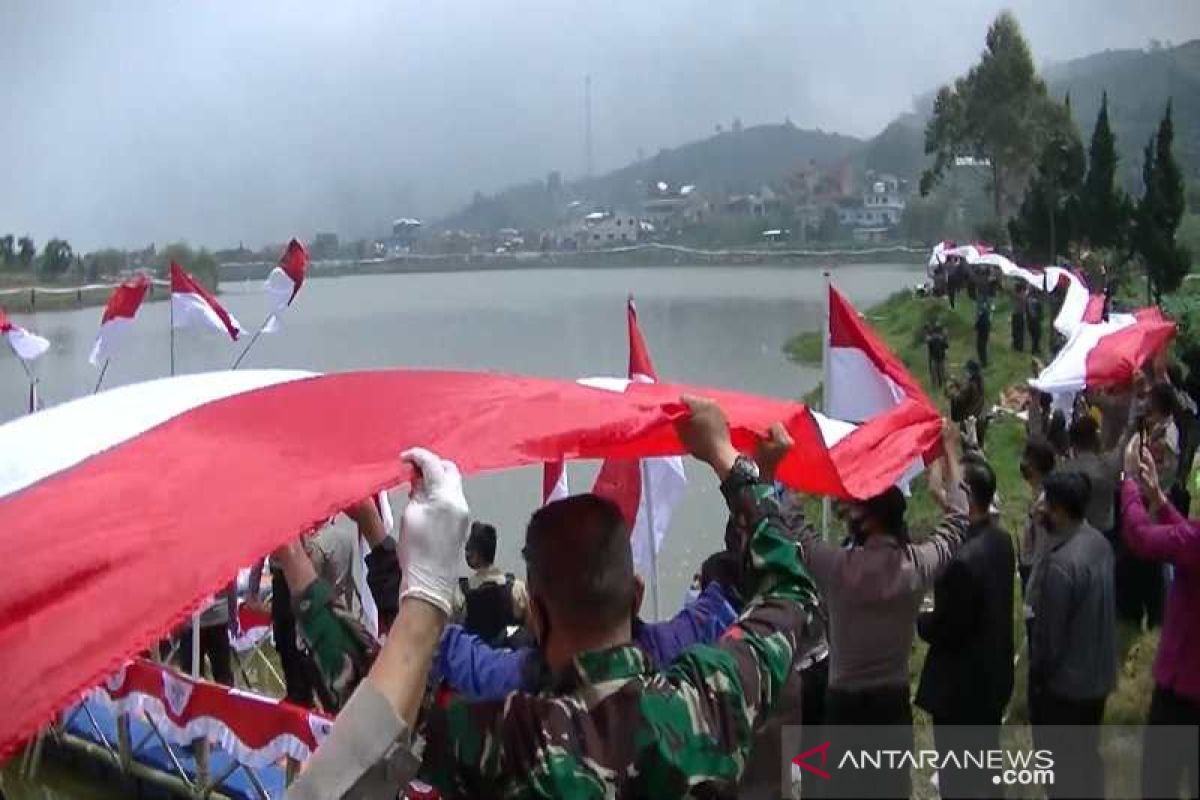 Bentangan kain merah putih 1.800 meter hiasi  pembukaan Telaga Cebongan