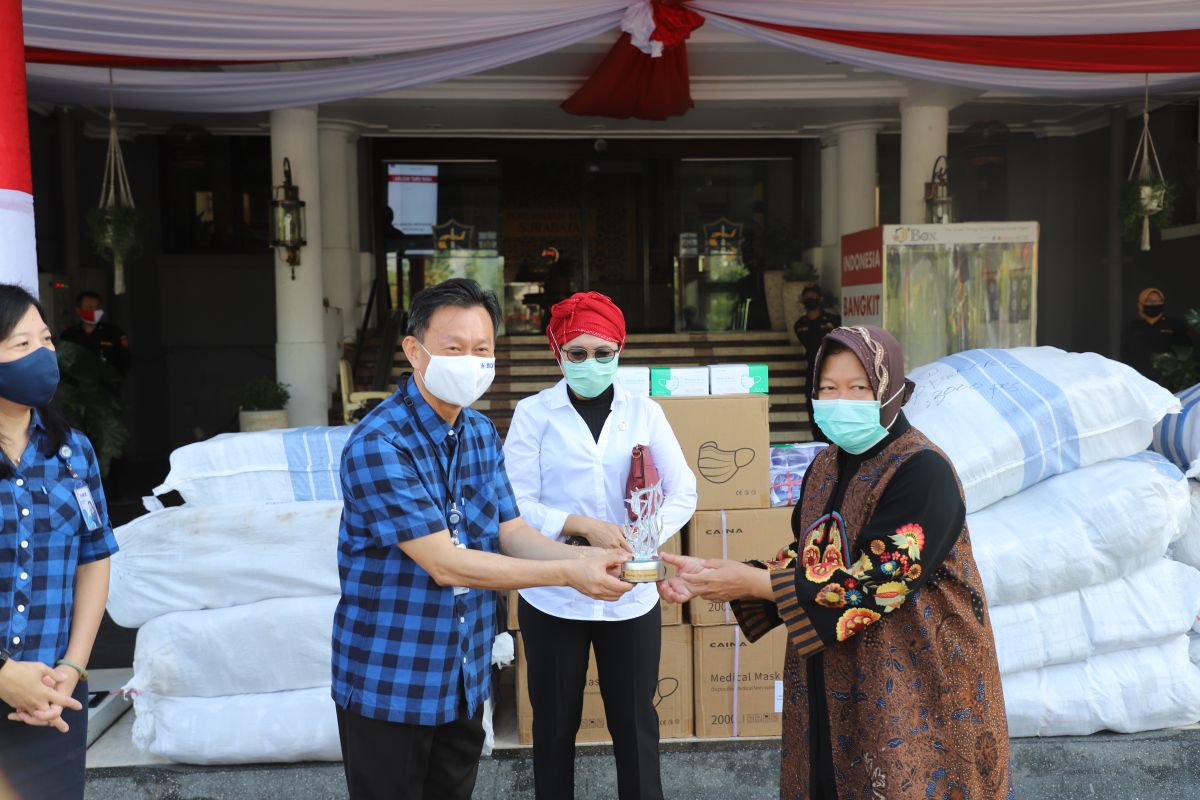 BCA bantu ribuan masker bedah untuk penanganan COVID-19 di Surabaya