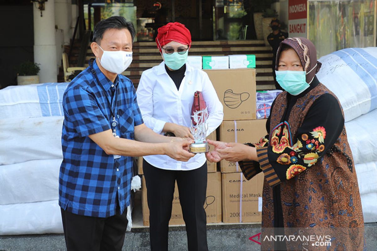 BCA bantu masker bedah untuk penanganan COVID-19 di Surabaya