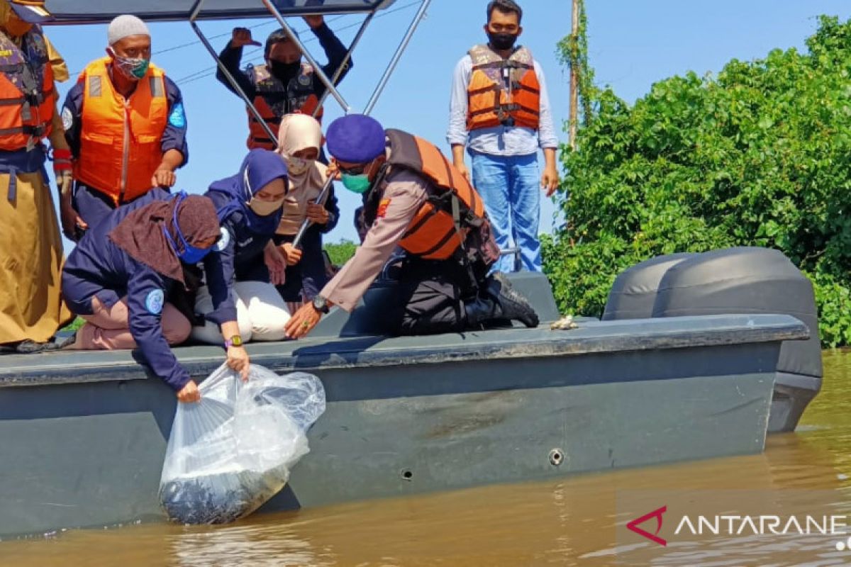 Banjarmasin Police spread 10,000 fish seeds to preserve ecosytem