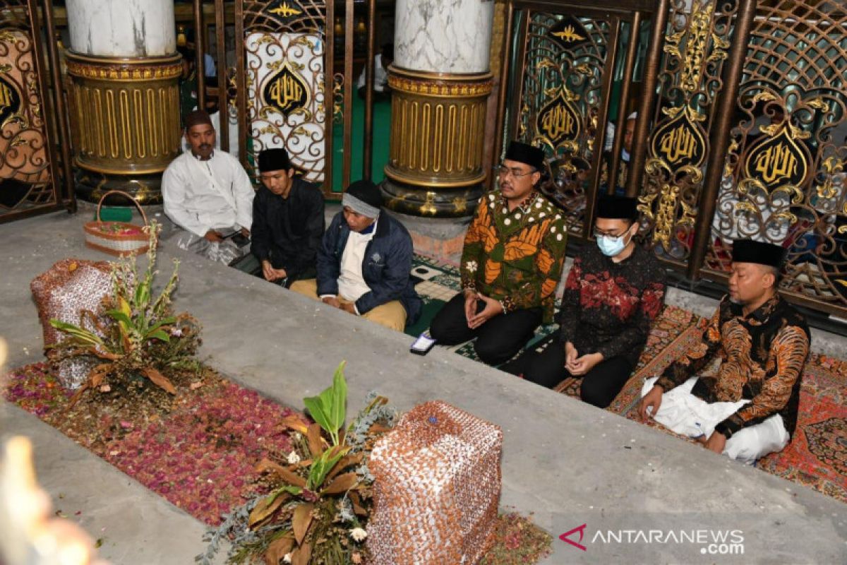 Wakil rakyat ini cari berkah ke makam para wali dan Raja Madura