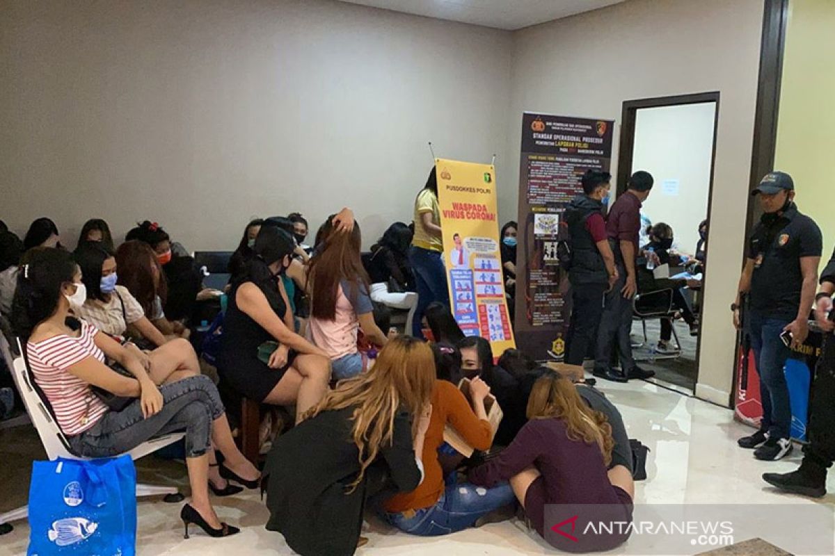 64 orang jalani 'rapid test' usai penggerebekan tempat karaoke eksekutif