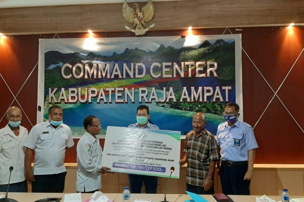 KKP salurkan bantuan ekonomi produktif di Raja Ampat