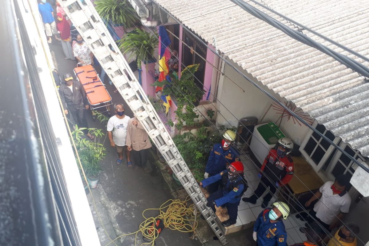 Petugas damkar evakuasi ibu hamil yang pingsan di lantai dua Rusun Cipinang Muara