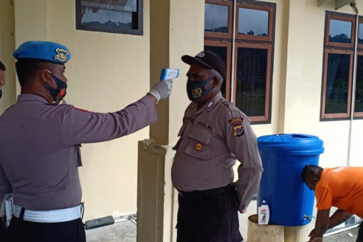Propam Polres Mamberamo Raya cek penggunaan masker personel cegah COVID-19