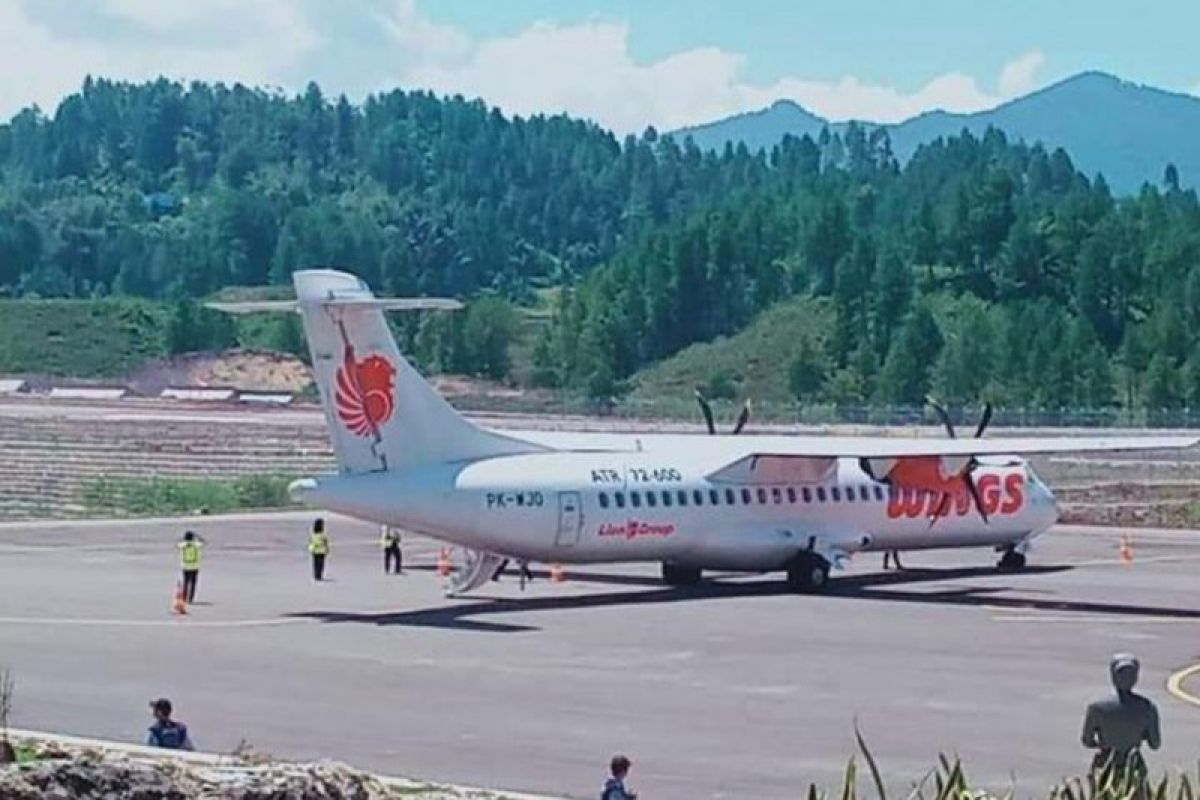 Pesawat komersial mendarat perdana di Bandara Toraja