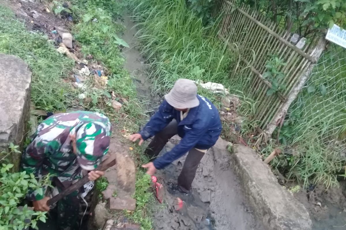 Babinsa Koramil 0226 Carenang bantu petani bedah saluran irigasi