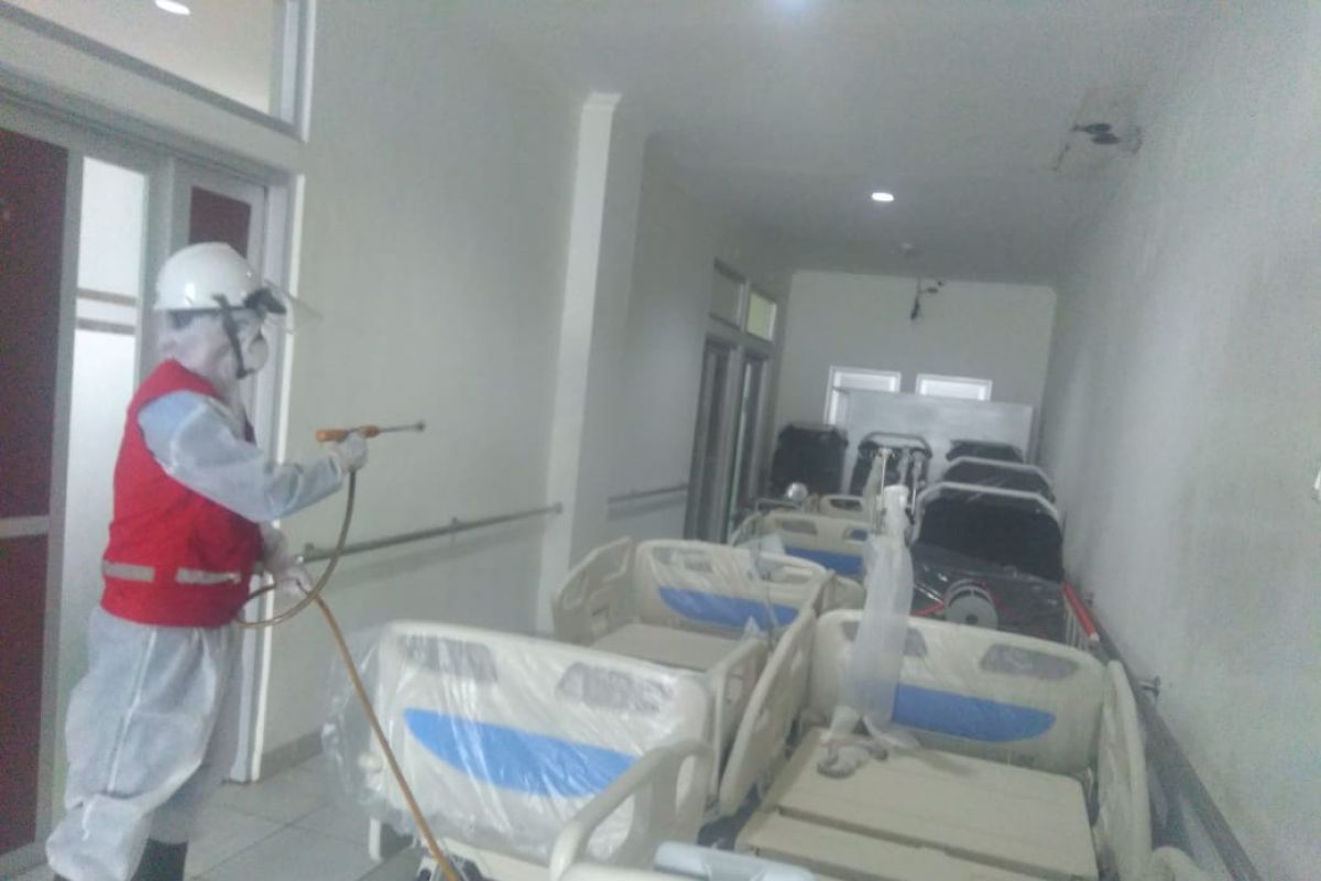 Sejumlah tenaga kesehatan terinfeksi corona PMI lakukan disinfeksi RS Bunut Sukabumi