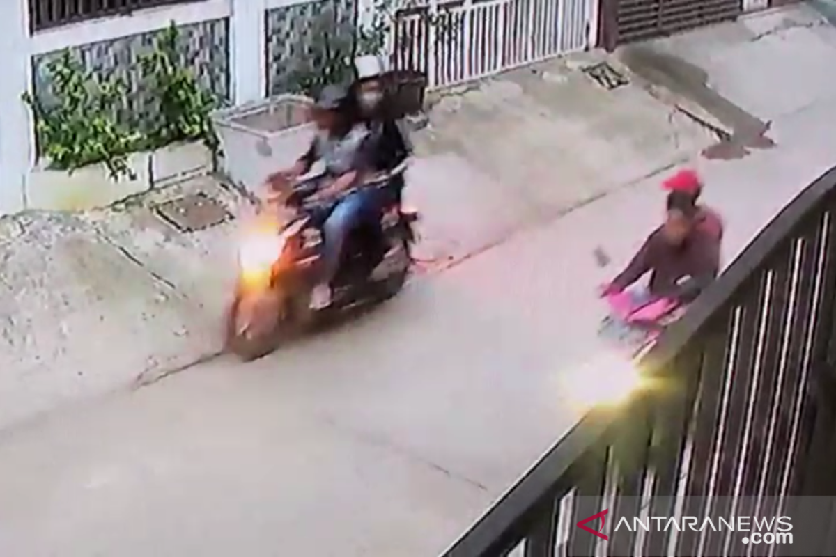 Empat pemuda sikat sepeda motor sport yang terkunci setang