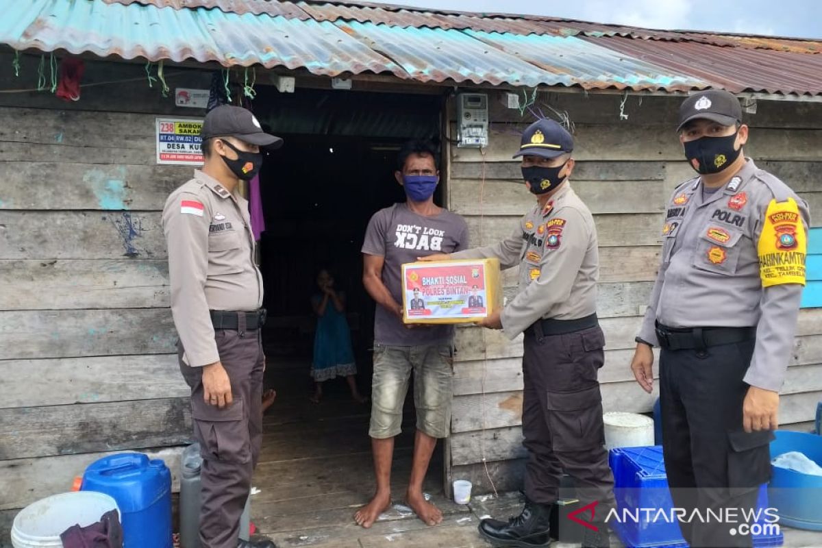 Polsek Tambelan bagikan sembako HUT RI