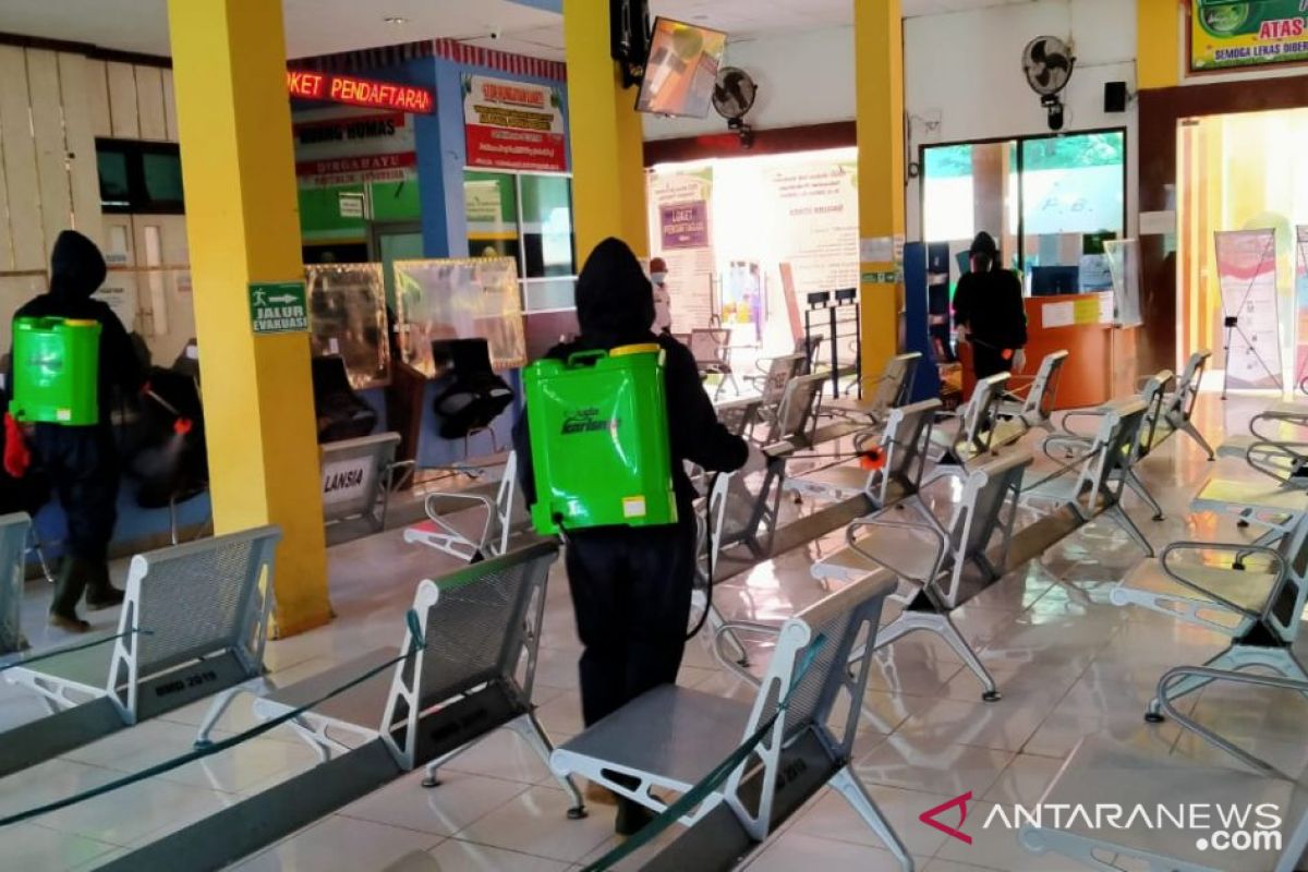 RSUD Waluyo Jati Probolinggo disemprot disinfektan selama pelayanan ditutup