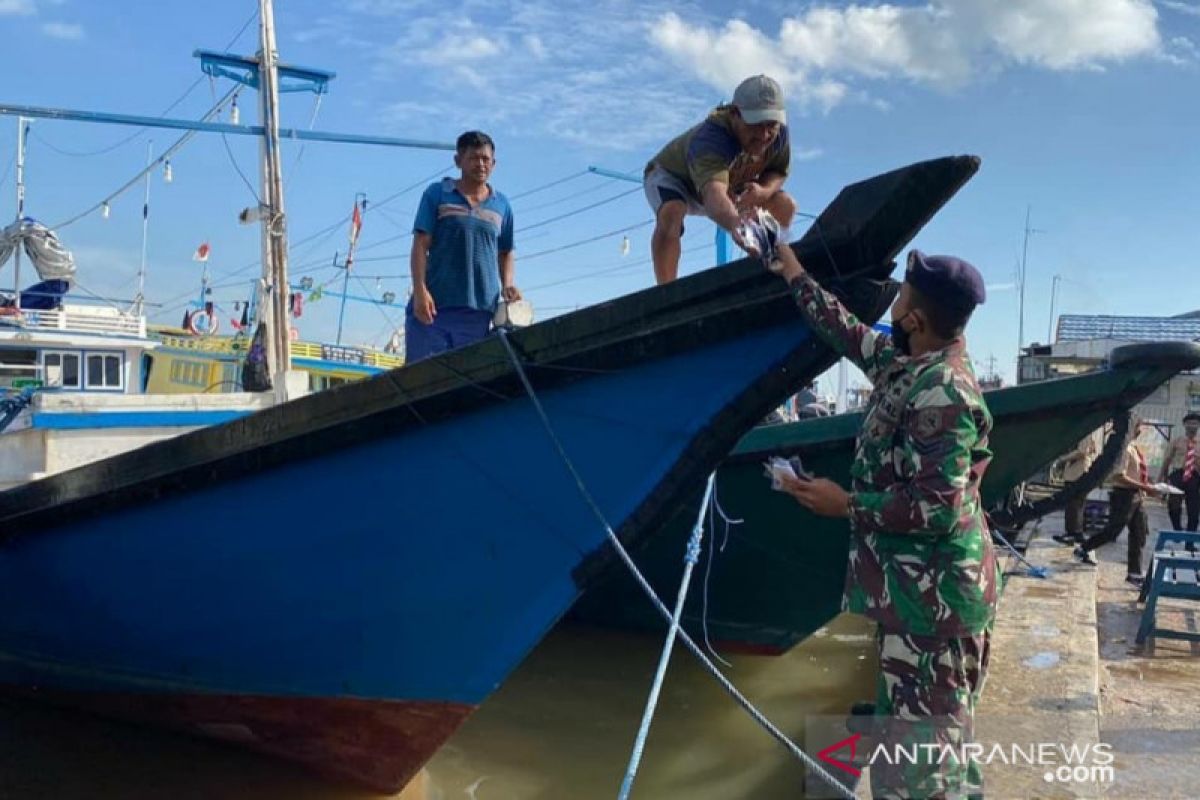 Banjarmasin Naval Base hand out 3.000 masks to riverbank residents