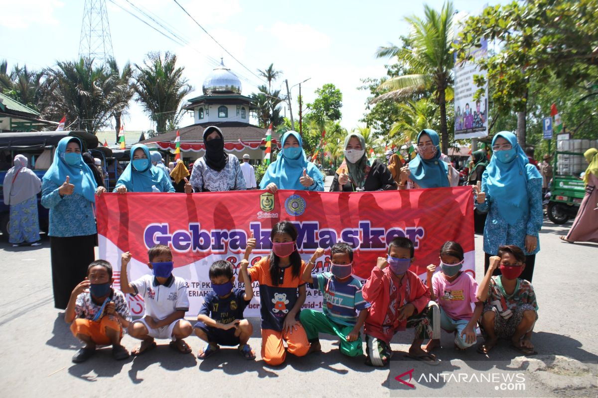 PKK Kota Banjarmasin berbagi masker gratis